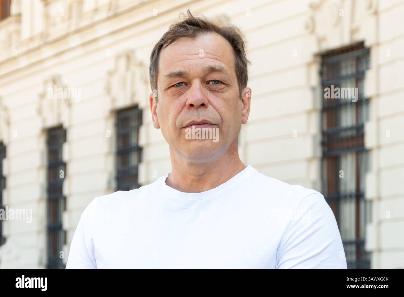 Immagine moderna di un uomo maturo di 50-55 anni sullo sfondo dell'architettura urbana Foto Stock