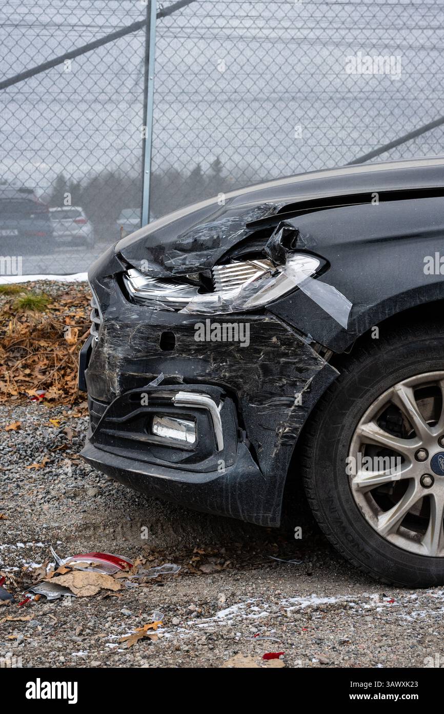 auto nera danneggiata con parte anteriore schiacciata dopo un incidente Foto Stock