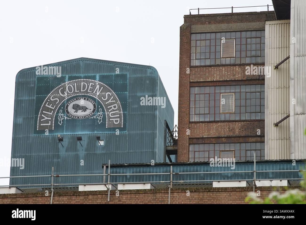 Primo piano di parte della raffineria di zucchero Tate and Lyle Thames a Silvertown, Londra, con il logo Golden Syrup di Lyle con leone morto e api Foto Stock
