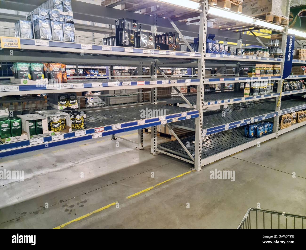 Leopoli, Ucraina - 08 marzo 2022: Scaffali mezzo vuoti nei supermercati. Scaffale vuoto con tè e caffè esauriti nel negozio di alimentari. Crisi economica, deficit Foto Stock