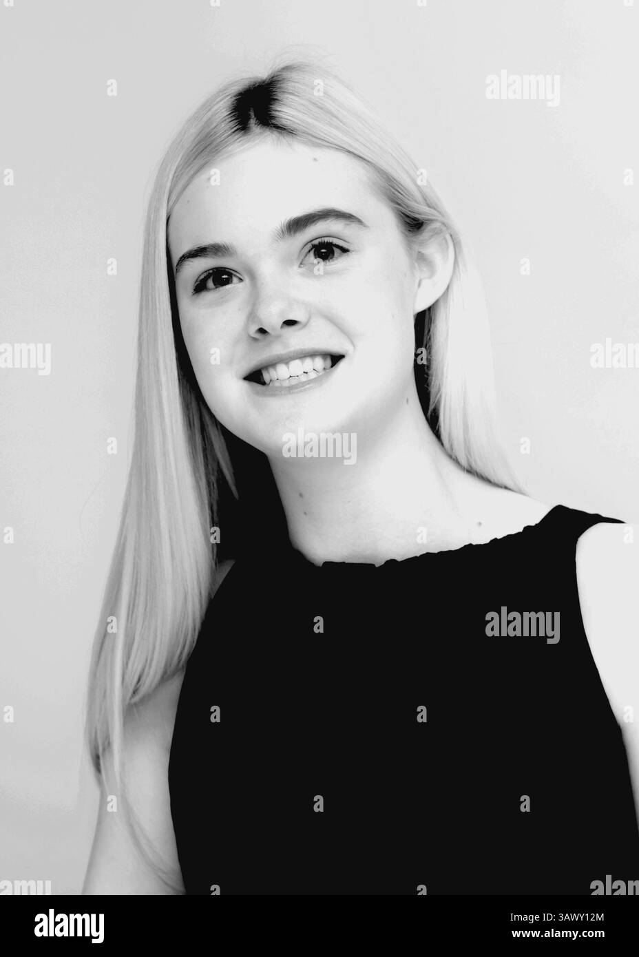 20 maggio 2014 - Hollywood, California, Stati Uniti - ELLE FANNING promuove ''Maleficent'. Mary Elle Fanning (New York, 9 aprile 1998) è un'attrice statunitense. È la sorella minore dell'attrice D. Fanning. Nel 2011, Fanning ha recitato nel suo ruolo di Alice Dainard in Super 8, per il quale ha ricevuto un Spotlight Award all'Hollywood Film Festival. Fanning ha ricevuto diverse nomination, tra cui per un Saturn Award, un Young Artist Award, un Broadcast Film Critics Association Award, un Teen Choice Award, uno Scream Award e un MTV Movie Award. È conosciuta principalmente per i suoi ruoli da protagonista i Foto Stock