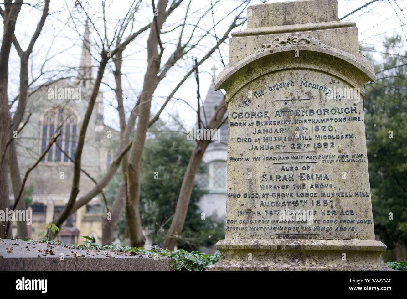 In memoria di George Attenborough, una lapide presso l'Highgate Cemetery di Londra con la chiesa di San Michele sullo sfondo Foto Stock