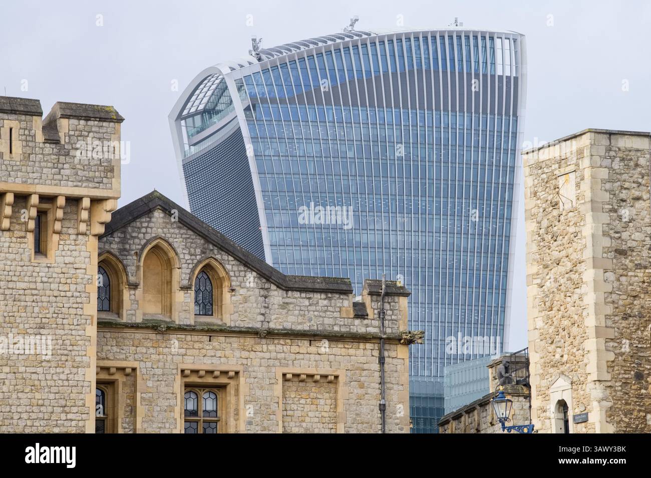 Contrasto tra storia e modernità con il Fenchurch Building, noto anche come Walkie Talkie nella City di Londra, che sorge sopra la torre di Londra Foto Stock