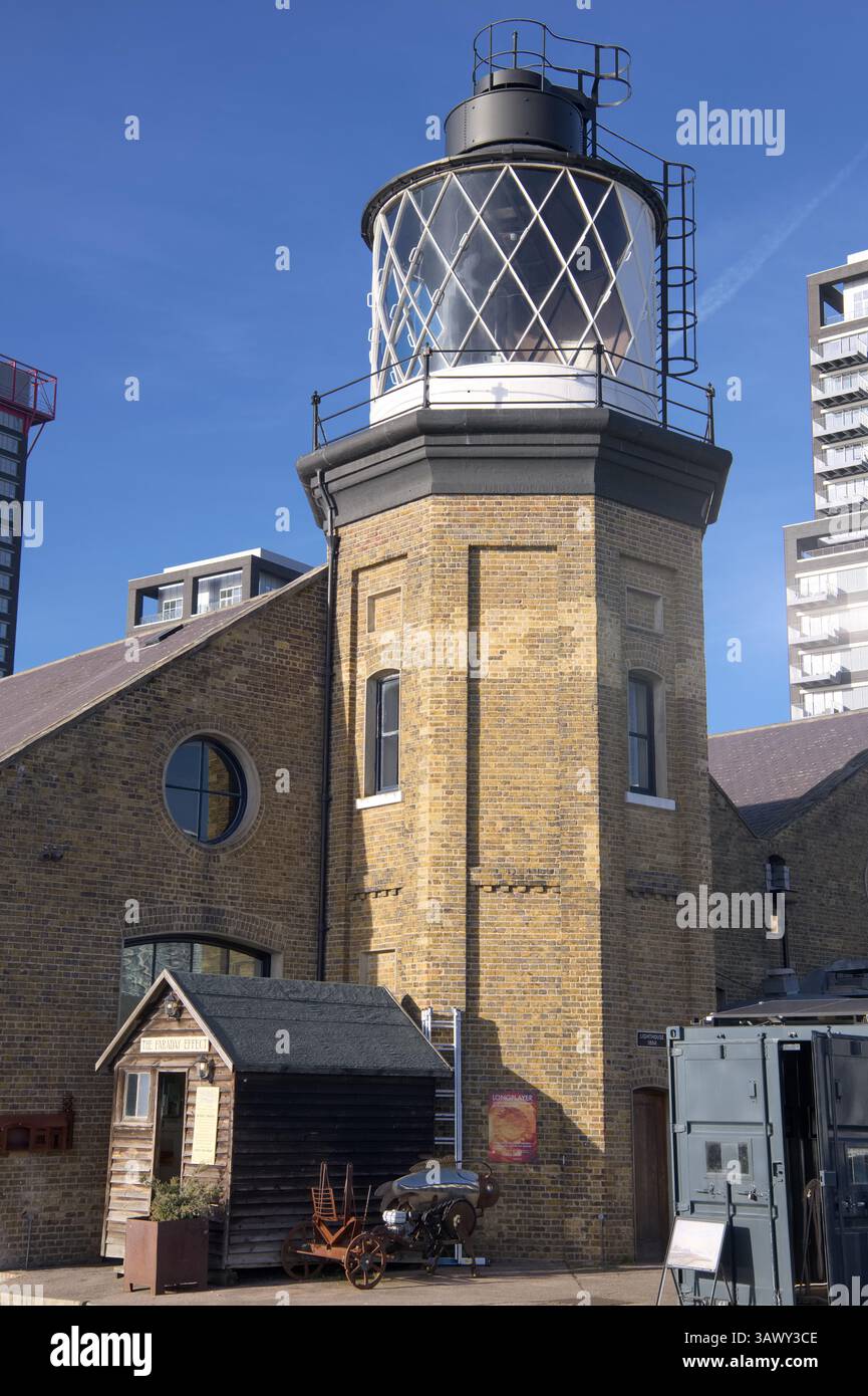Lo Experimental Lighthouse presso Trinity Buoy Wharf è stato utilizzato per sviluppare apparecchiature di illuminazione che ospitano un pezzo musicale lungo mille anni Foto Stock