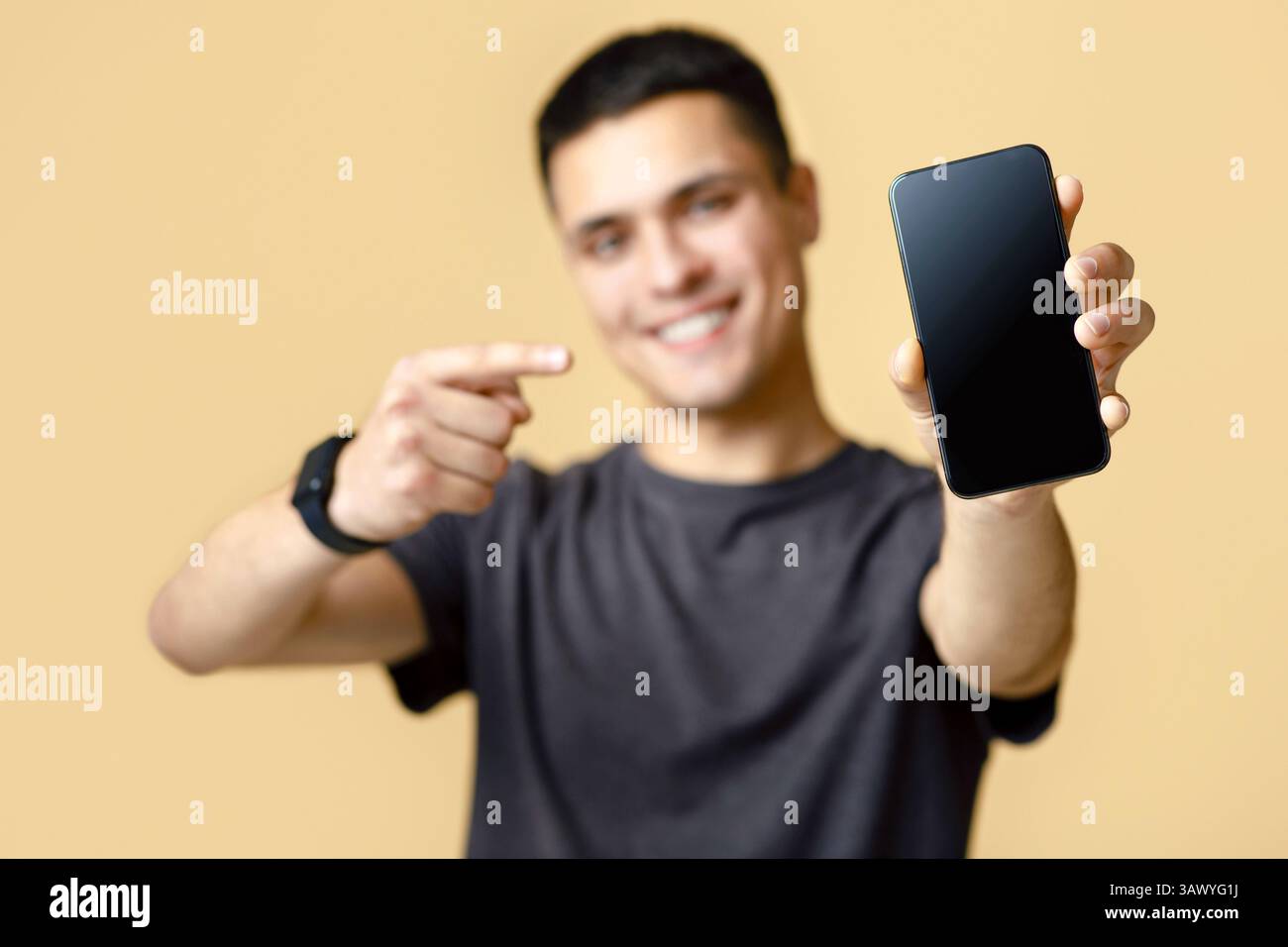 Ottima recensione, pubblicità e consigli dal blogger. Un ragazzo felice e sicuro di sé consiglia l'app Foto Stock