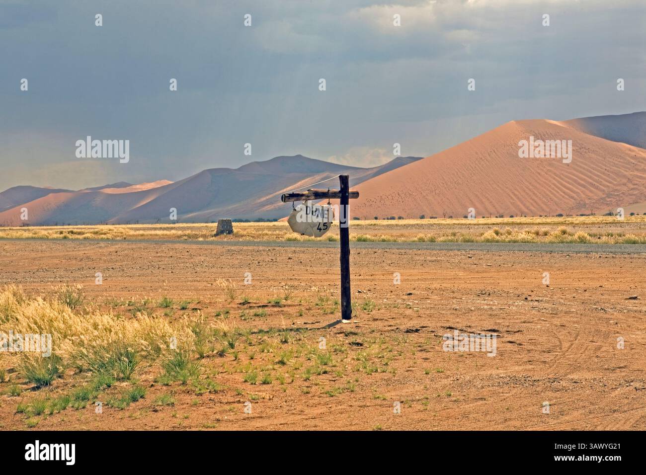 Iconica Duna 45 nel Namib Naukluft Park, Namibia, famosa duna di sabbia rossa a Sossusvlei, un paesaggio desertico e una popolare attrazione turistica. Foto Stock