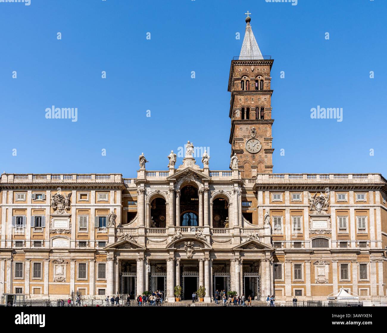 La facciata della Basilica Papale di Santa Maria maggiore, una delle quattro maggiori basiliche di Roma, costruita dall'architetto Ferdinando fuga, a Roma Foto Stock