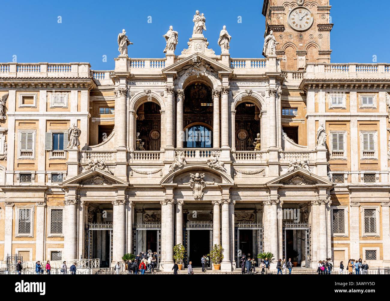 La facciata della Basilica Papale di Santa Maria maggiore, una delle quattro maggiori basiliche di Roma, costruita dall'architetto Ferdinando fuga, a Roma Foto Stock