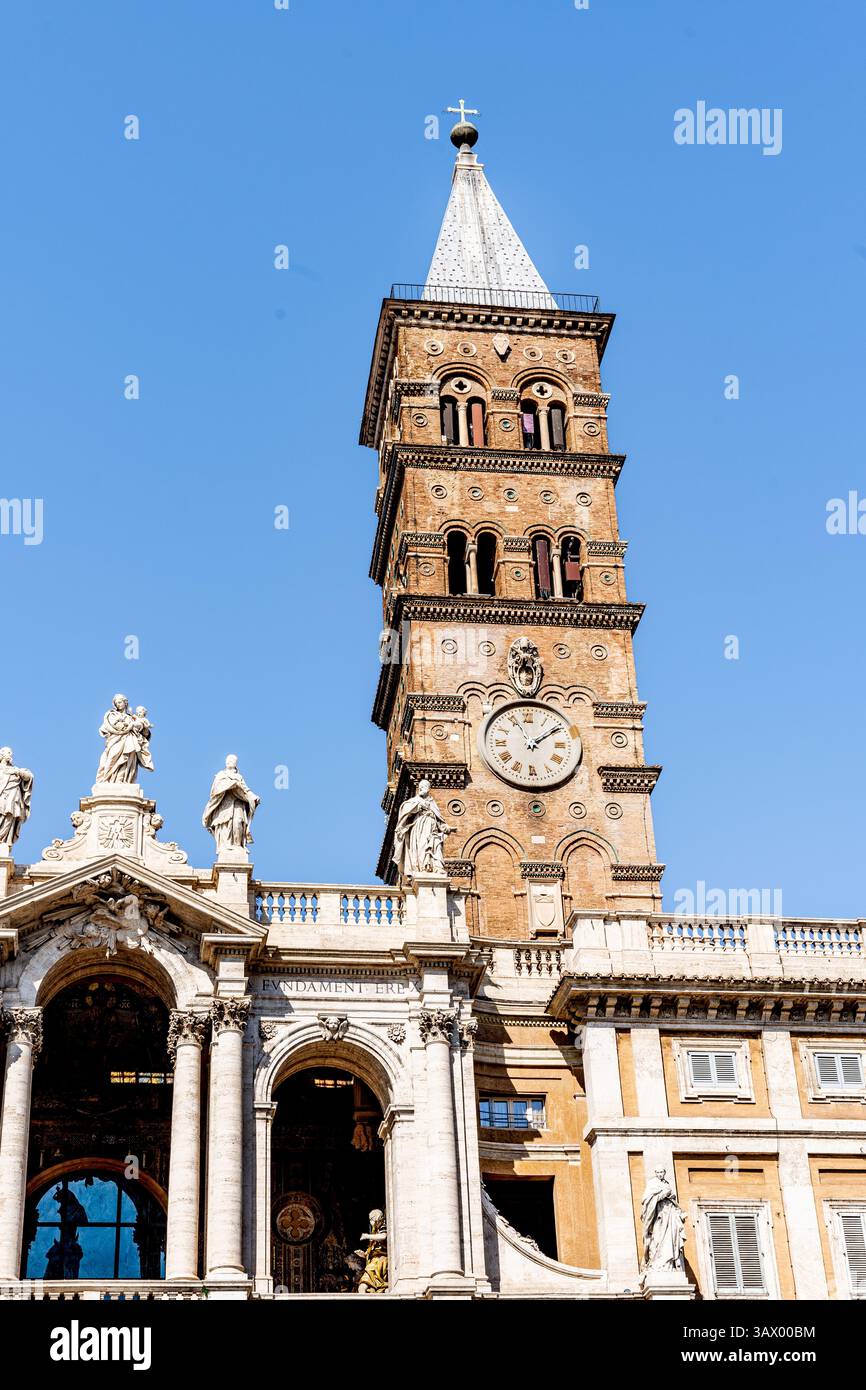 Campanile romanico della Basilica Papale di Santa Maria maggiore, costruito dall'architetto Ferdinando fuga, a Roma Foto Stock
