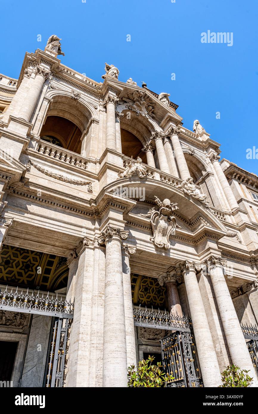 Facciata della Basilica Papale di Santa Maria maggiore, una delle quattro maggiori basiliche di Roma, costruita dall'architetto Ferdinando fuga, a Roma Foto Stock