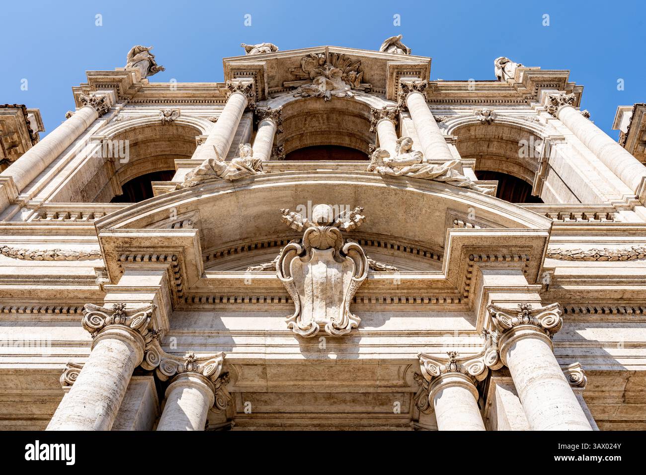 Facciata della Basilica Papale di Santa Maria maggiore, una delle quattro maggiori basiliche di Roma, costruita dall'architetto Ferdinando fuga, a Roma Foto Stock