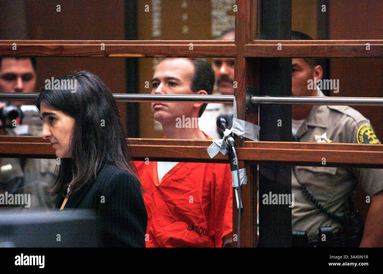 23 agosto 2006; Los Angeles, CA, Stati Uniti; JOHN MARK KARR guarda il suo avvocato, HAYDEH TAKASUGI, vice difensore pubblico della contea DI LOS ANGELES, durante la sua udienza di estradizione presso LA Corte superiore DI LOS ANGELES. Karr, il sospettato per l'omicidio del sedicenne JonBenet Ramsey, ha rinunciato ai suoi diritti e sarà mandato in Colorado, dove il corpo della bambina e' stato ritrovato dieci anni fa. (Immagine di credito: Branimir Kvartuc/ZUMAPRESS.com) Foto Stock