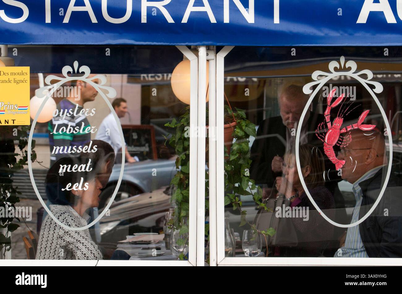 10 settembre 2015 - Bruxelles, Belgio - Food Court di Ste-Catherine e St Gery, Bruxelles, Belgio. Ristoranti vicino a Ste-Catherine e St Gery. L'area di Stepan Cath.rine e' vivace, specialmente di notte. Ci sono molti piatti di pesce disposti uno dopo l'altro in competizione con i clienti in un quartiere popolare e marcatamente flamenco. Le sue terrazze e i suoi salotti per assaggiare il cioccolato rallentano il ritmo di una città vivace. Saint-Gery, situata più a sud, prende il nome da un'antica parrocchia, in questo caso San Gaugericus di Cambrai (ca. 550-ca. 626), che era vescovo della città delle Fiandre francesi. Prima dell'importante tra urbano Foto Stock