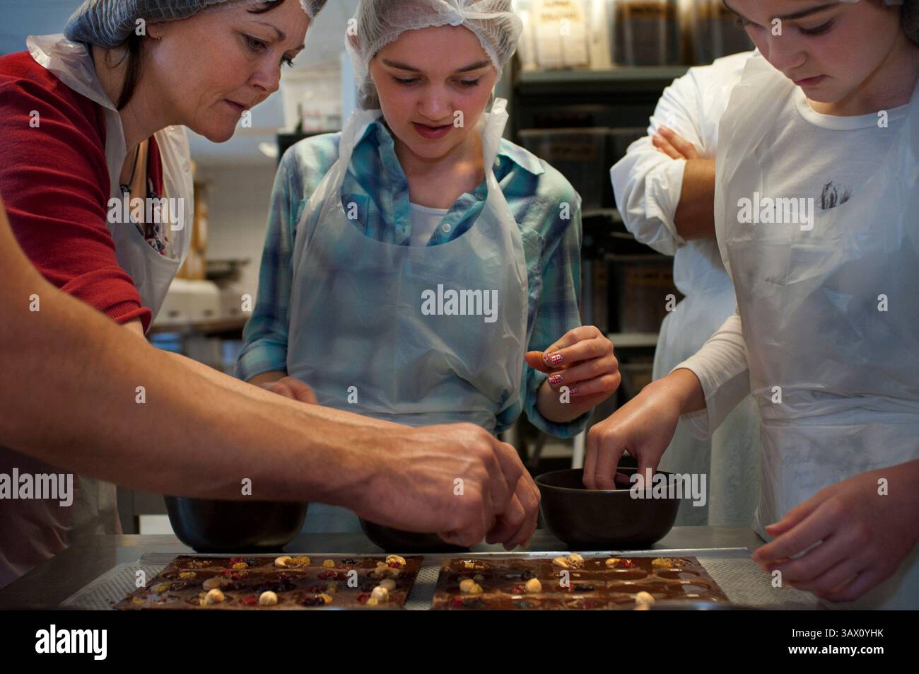 6 giu 2015 - Bruxelles, Belgio - laboratorio di cioccolato presso il cioccolato Laurent Gerbaud. Bruxelles, Belgio. Non si può lasciare Bruxelles senza provare il cioccolato. Questo artista del cioccolato impiega più di nove anni combinando cioccolato, frutta e spezie per ottenere deliziosi cioccolatini. Fu dopo un viaggio in Cina dove scoprì migliaia di aromi e cominciò a combinarsi con il cioccolato. Nell'acualidad, Laurent Gerbaud ha scelto di lavorare con una miscela esclusiva composta da due ceppi di maracas nobili: Il Trinitario del Madagascar e il Nacional, coltivati solo in Ecuador. Questi cioccolatini sono Foto Stock
