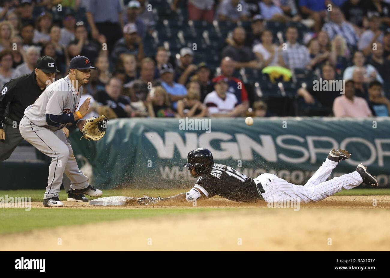 14 giugno 2016 - Chicago, il, USA - Tim Anderson (12) dei Chicago White Sox sbarca in sicurezza nella terza base di fronte all'interbase dei Detroit Tigers Mike Aviles con un triplo durante il terzo inning allo U.S. Cellular Field di Chicago martedì 14 giugno 2016. (Immagine di credito: © Nuccio Dinuzzo/TNS tramite filo ZUMA) Foto Stock