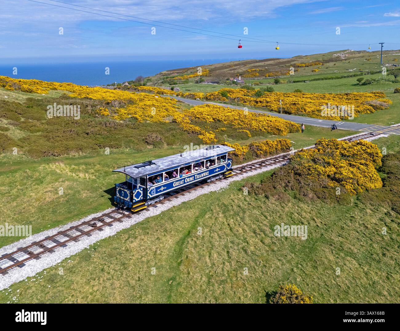 Il tram Great orme passa sotto il bel sole primaverile, Llandudno, Galles. 20 aprile 2025. Foto Stock