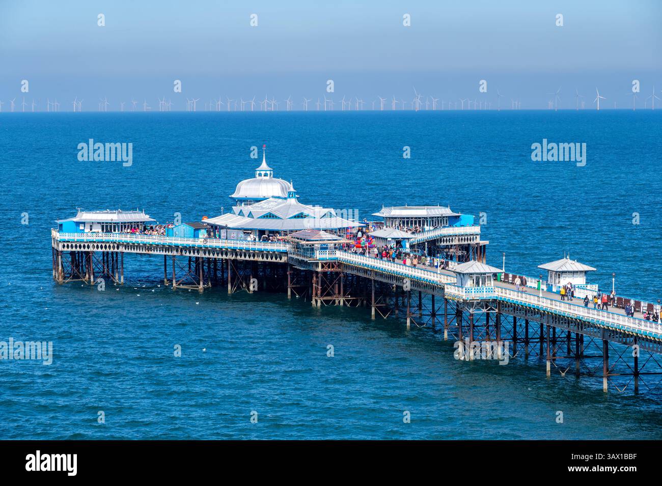 Il molo di Llandudno si crogiola nel bel sole primaverile a High Tide. 20 aprile 2025. Foto Stock