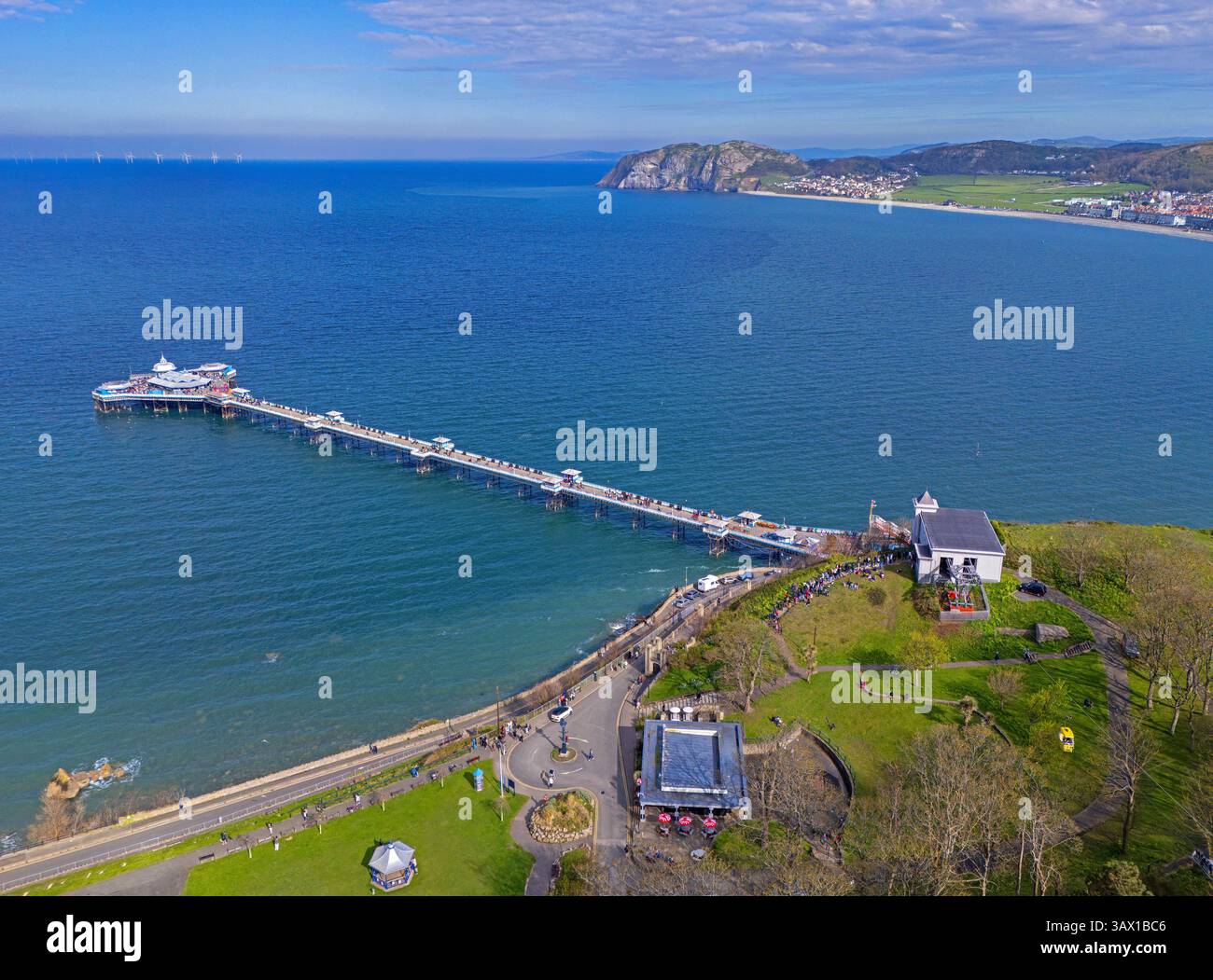 Llandudno, Regno Unito. 04.20.2025 Llandudno Pier crogiolandosi nel bel sole primaverile a High Tide. 20 aprile 2025. Foto Stock