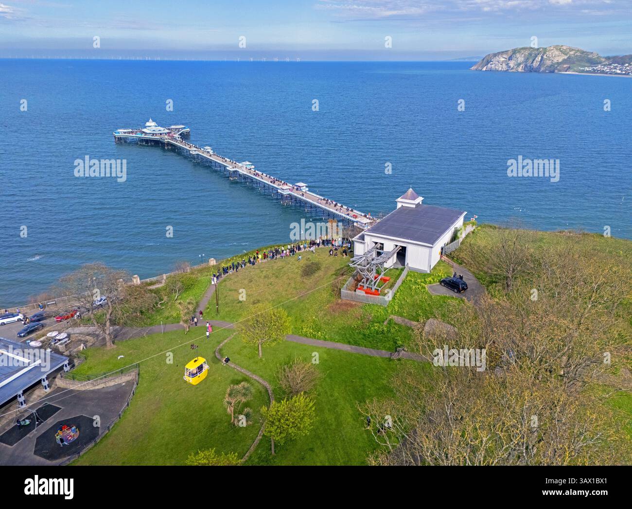 Llandudno, Regno Unito. 04.20.2025 Llandudno Pier crogiolandosi nel bel sole primaverile a High Tide. 20 aprile 2025. Foto Stock