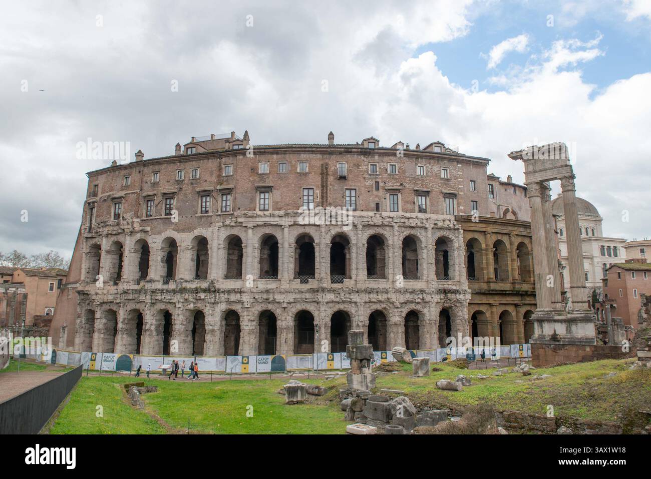 Roma Italia 13 marzo 2024: Teatro Marcello fondato da Giulio Cesare e più vecchio del Colosseo, sede di concerti estivi. Foto Stock