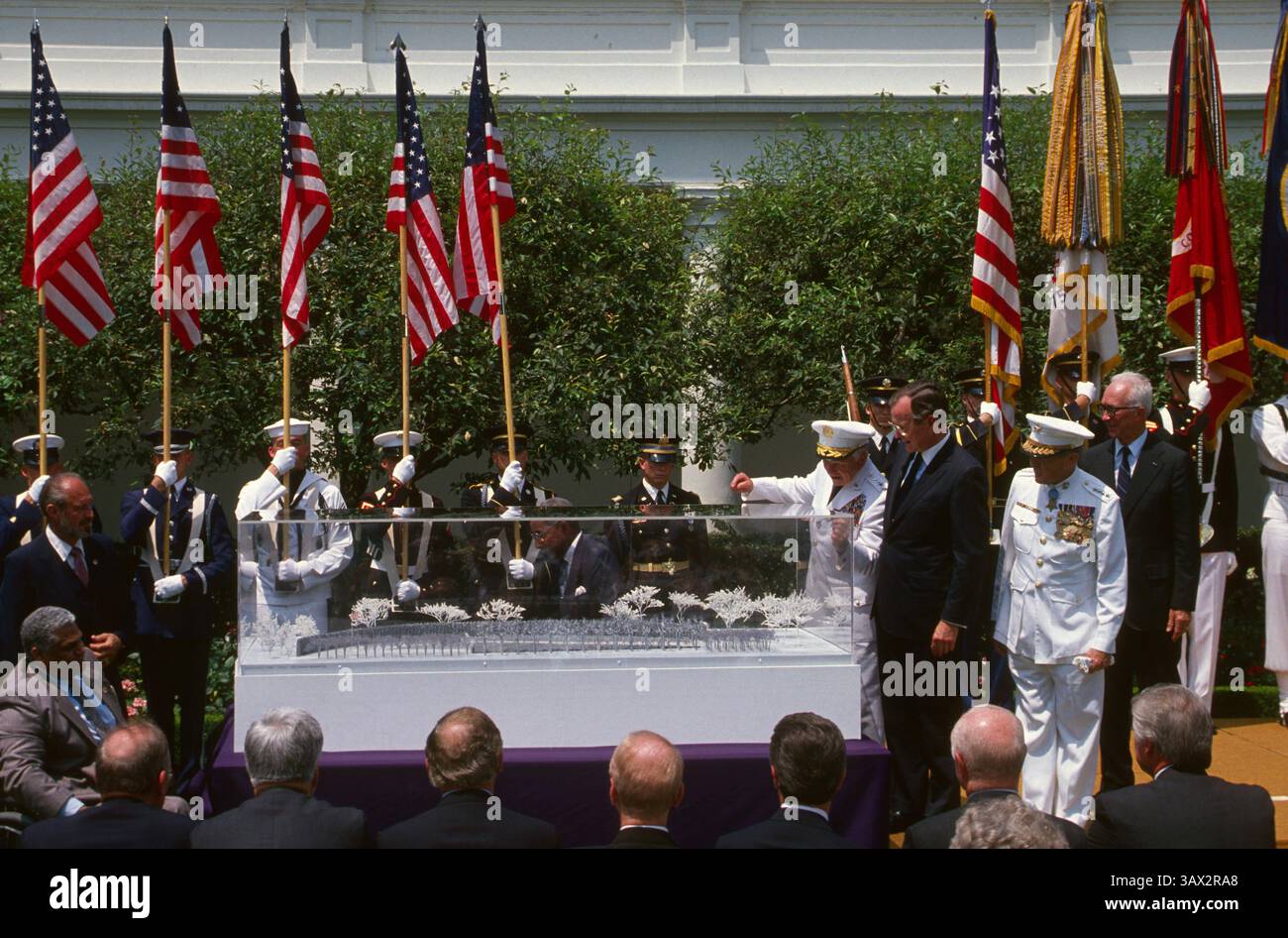14 giugno 1989 - Washington, Distretto di Columbia, U. S - il presidente George H.W. Bush ospita la cerimonia inquietante per il memoriale della Guerra di Corea nel Rose Garden della Casa Bianca. Guardando il modello con il presidente Bush ci sono i generali Richard Stilwell USA in pensione e il generale Raymond Davis (MOH) USMC in pensione (Credit Image: © Mark Reinstein via ZUMA Wire) Foto Stock
