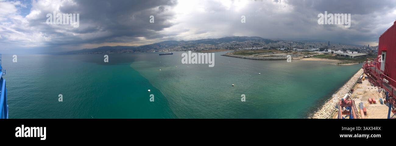 Spettacolare vista panoramica della costa di Beirut e della città sotto il cielo nuvoloso, il Libano - Immagine stock catturata con smartphone