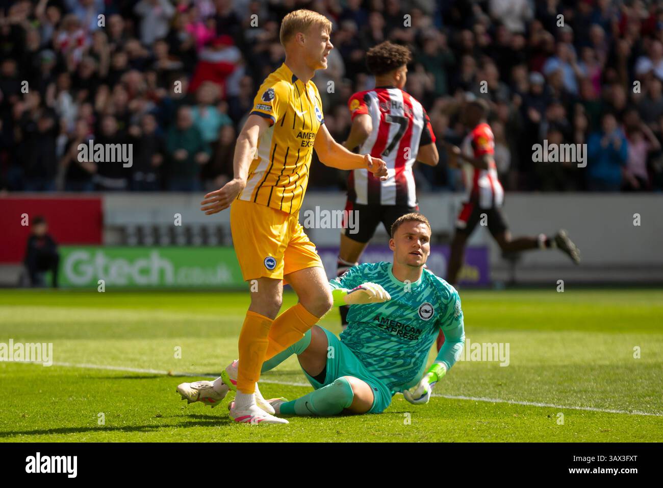 Jan Paul van Hecke e Bart Verbruggen di Brighton & Hove Albion sembrano sbattuti durante la partita di Premier League tra Brentford e Brighton e Hove Albion al Gtech Community Stadium di Brentford, sabato 19 aprile 2025. (Foto: David Watts | mi News) crediti: MI News & Sport /Alamy Live News Foto Stock