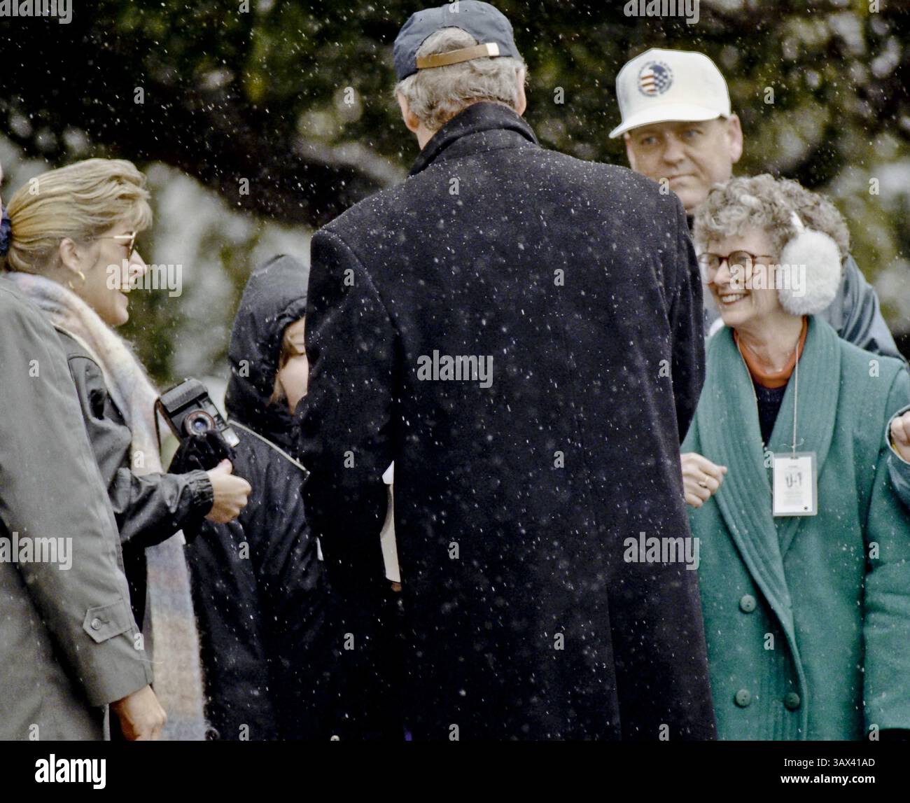 21 febbraio 1993 - Washington, District of Columbia, U. S - il presidente William Clinton cammina dall'Ufficio ovale verso Marine One accompagnato dal suo segretario stampa DeeDee Meyers in una caduta di neve leggera. Sta portando con sé una copia del libro FDR da leggere durante il suo volo per la California. Qui lavora la ''linea corda'' stringendo la mano a ospiti ufficiali che hanno aspettato nella neve la possibilità di salutare il nuovo presidente (immagine di credito: © Mark Reinstein via ZUMA Wire) Foto Stock