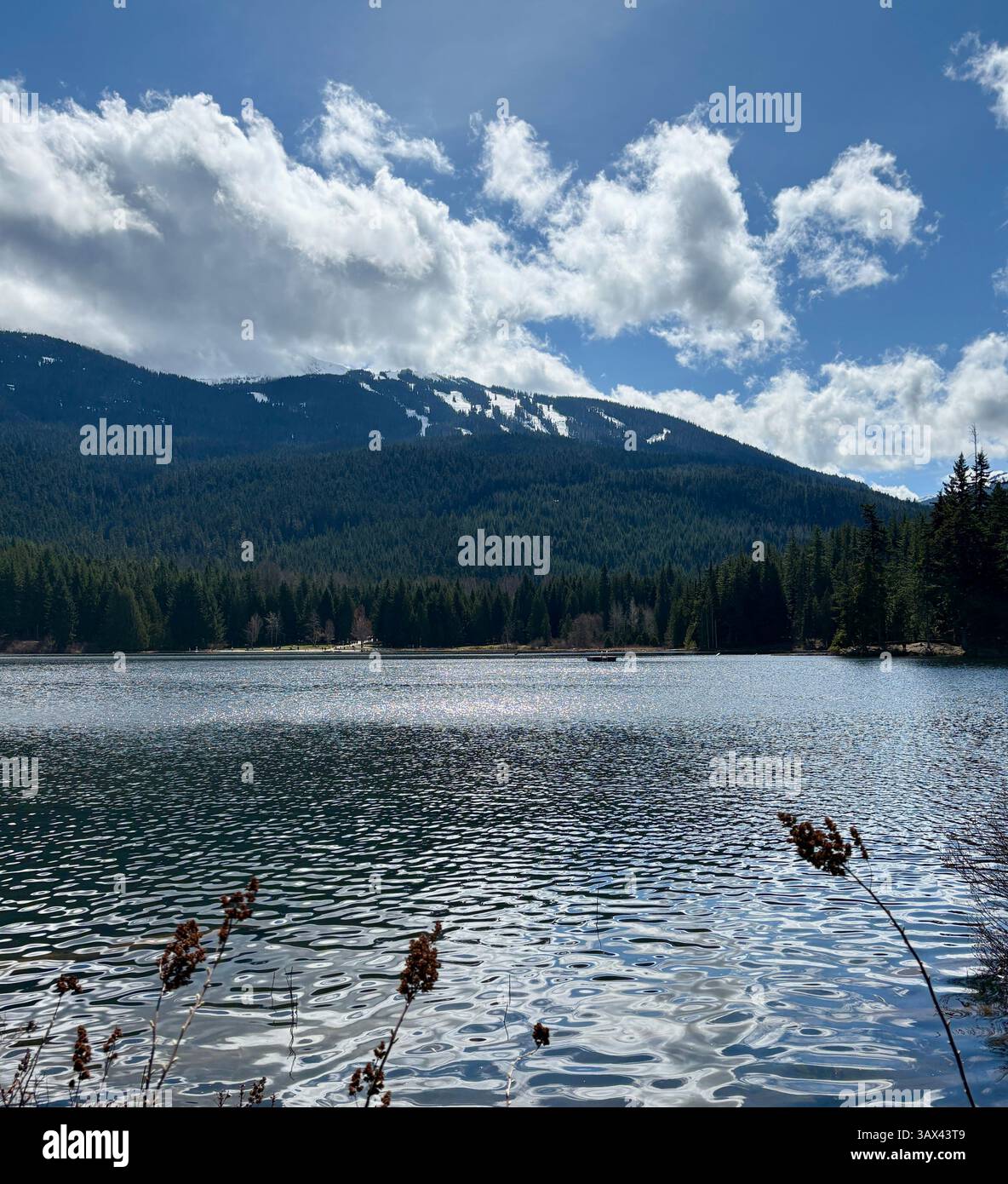Cloud Shadows Over a Mountain Lake - Immagine stock catturata con smartphone