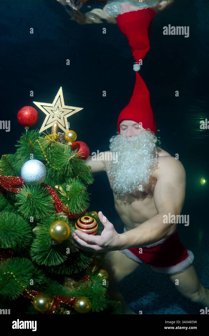 3 marzo 2016 - Odessa, Ucraina - Underwater Santa Claus in piscina (credito Immagine: © Andrey Nekrasov/ZUMA filo/ZUMAPRESS.com) Foto Stock