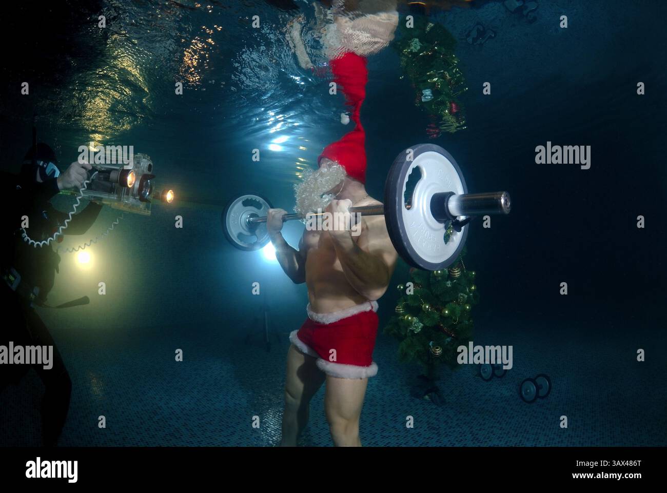 3 marzo 2016 - Odessa, Ucraina - Underwater Santa Claus in piscina (credito Immagine: © Andrey Nekrasov/ZUMA filo/ZUMAPRESS.com) Foto Stock