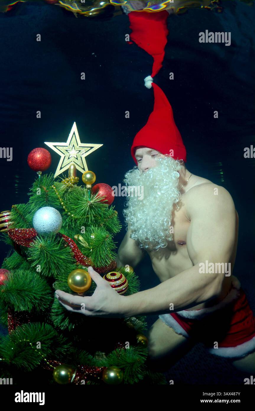 3 marzo 2016 - Odessa, Ucraina - Underwater Santa Claus in piscina (credito Immagine: © Andrey Nekrasov/ZUMA filo/ZUMAPRESS.com) Foto Stock