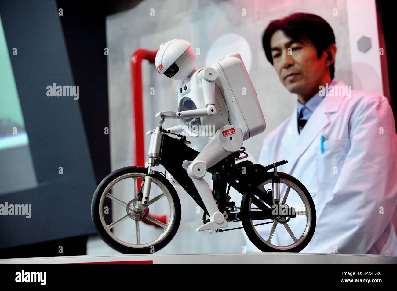 Seisaku-kun, un robot umanoide ciclistico della Murata Manufacturing Co., viene dimostrato in Giappone. Fotografo: Robert Gilhooly Foto Stock