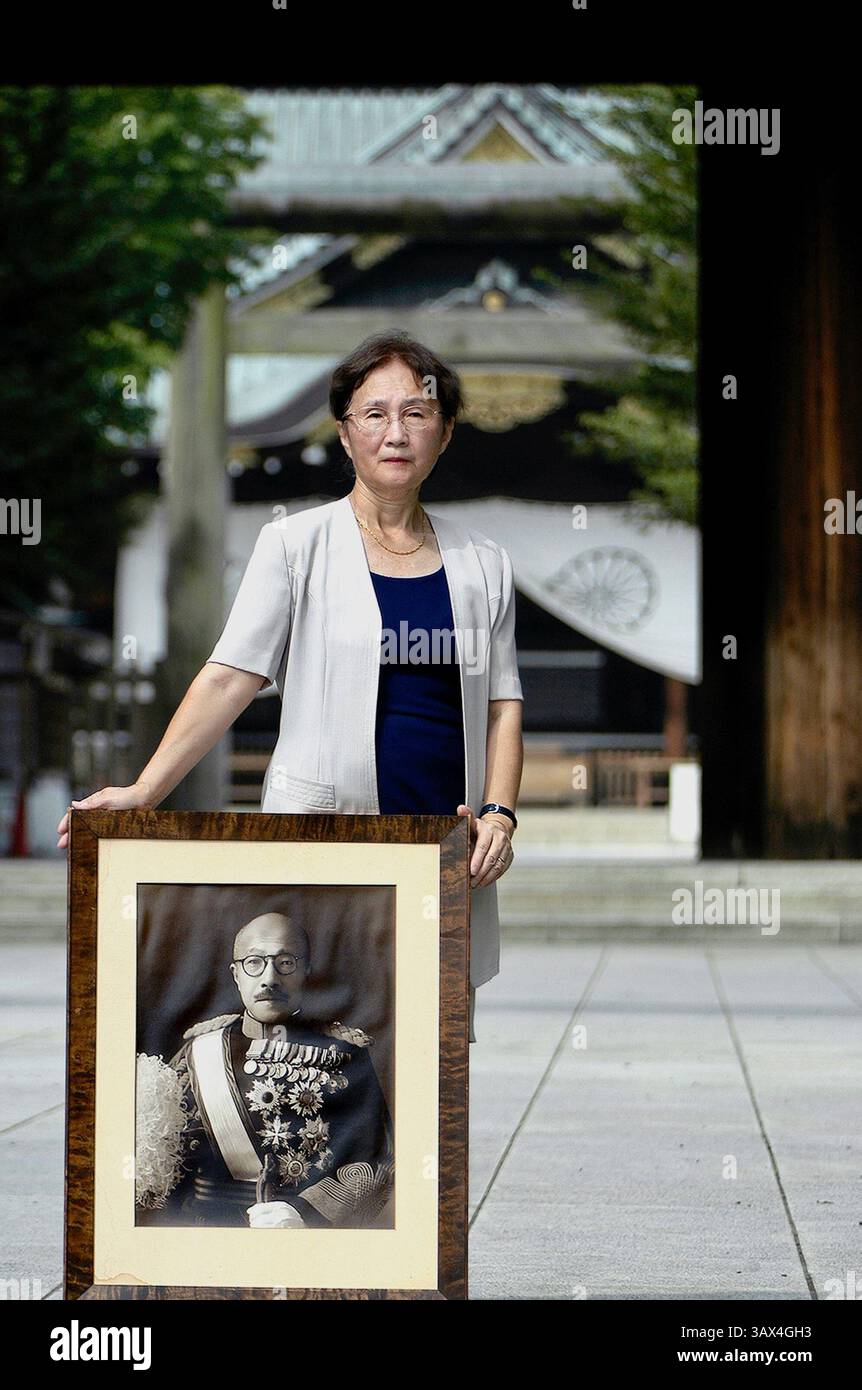 Yuko Tojo, nipote del leader giapponese in tempo di guerra, il generale Hideki Tojo, posa con una foto di suo nonno fuori dal santuario Yaskuni a Tokyo. Gen. H Foto Stock