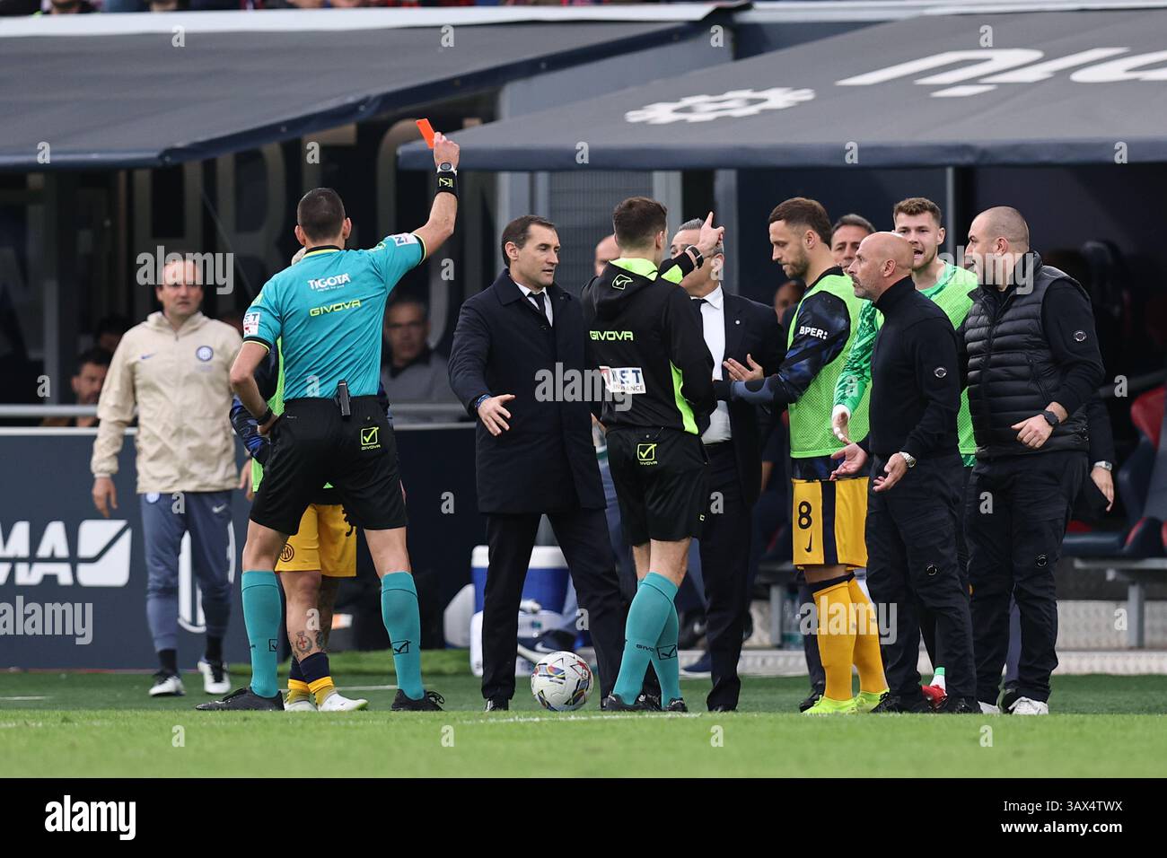 Andrea Colombo (arbitro) durante la partita italiana di serie A tra Bologna 1-0 Inter allo Stadio Renato Dall'Ara il 20 aprile 2025 a Bologna. Foto Stock