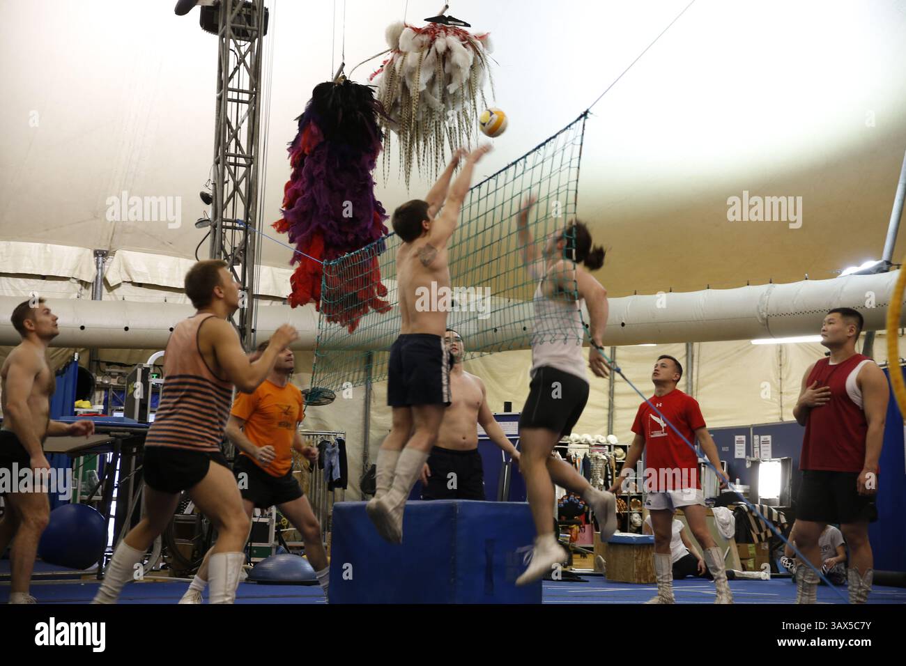 10 aprile 2016 - Montevideo, uruguay - ensayo y espectaculo Kooza del cierque du soleil (immagine di credito: © Silvana Colombo/la Nacion/GDA via ZUMA Press) Foto Stock