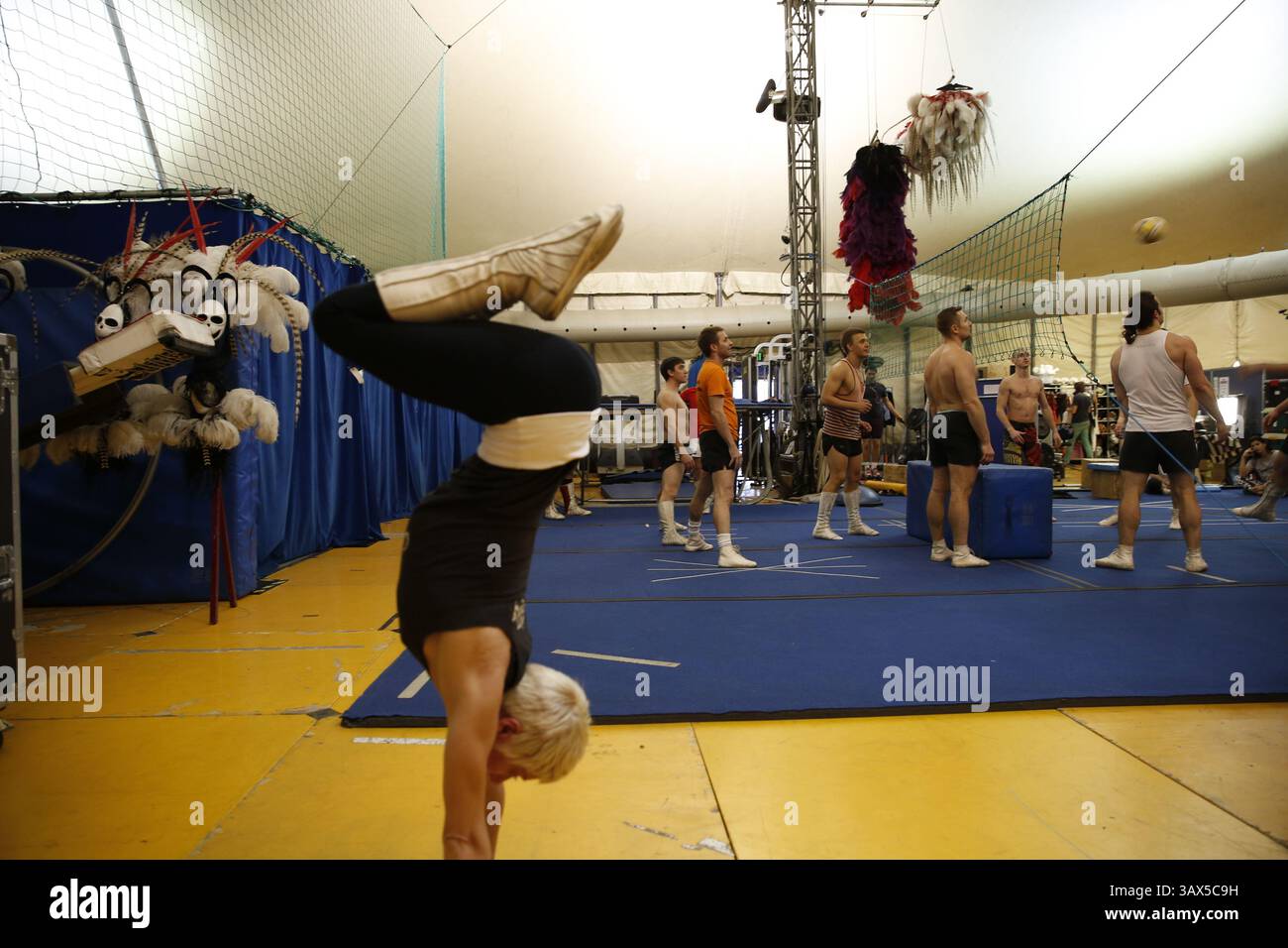 10 aprile 2016 - Montevideo, uruguay - ensayo y espectaculo Kooza del cierque du soleil (immagine di credito: © Silvana Colombo/la Nacion/GDA via ZUMA Press) Foto Stock
