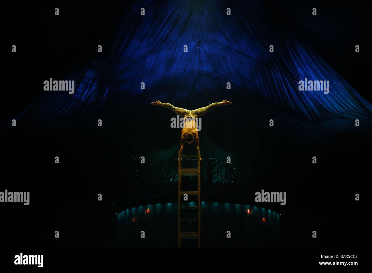 10 aprile 2016 - Montevideo, uruguay - ensayo y espectaculo Kooza del cierque du soleil (immagine di credito: © Silvana Colombo/la Nacion/GDA via ZUMA Press) Foto Stock