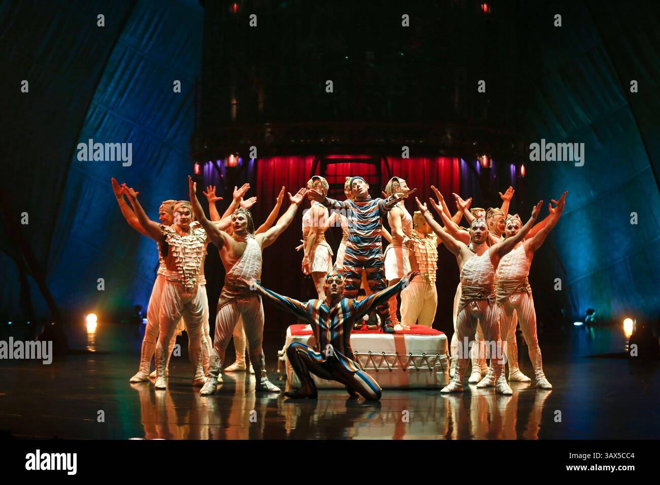 10 aprile 2016 - Montevideo, uruguay - ensayo y espectaculo Kooza del cierque du soleil (immagine di credito: © Silvana Colombo/la Nacion/GDA via ZUMA Press) Foto Stock