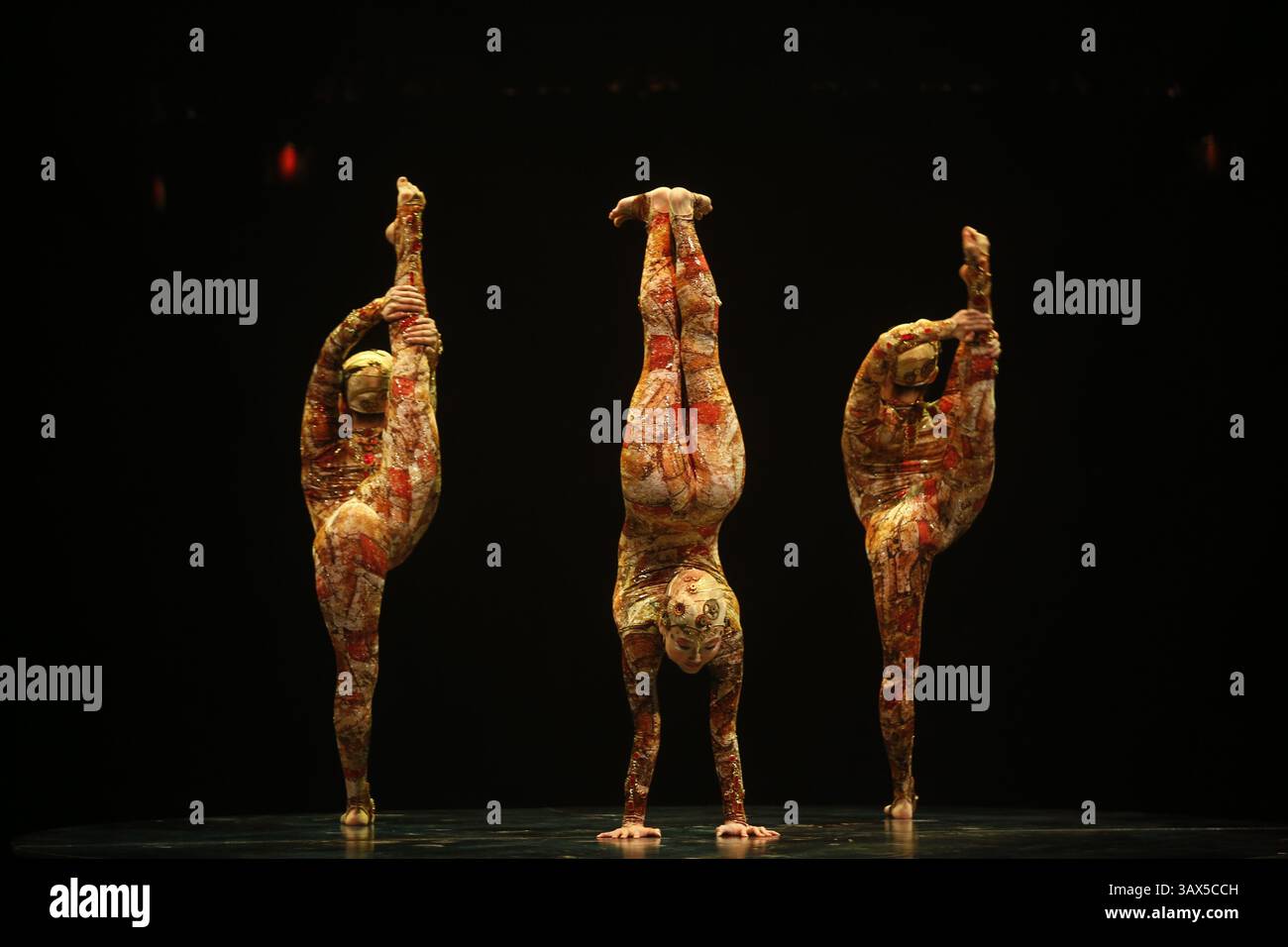 10 aprile 2016 - Montevideo, uruguay - ensayo y espectaculo Kooza del cierque du soleil (immagine di credito: © Silvana Colombo/la Nacion/GDA via ZUMA Press) Foto Stock