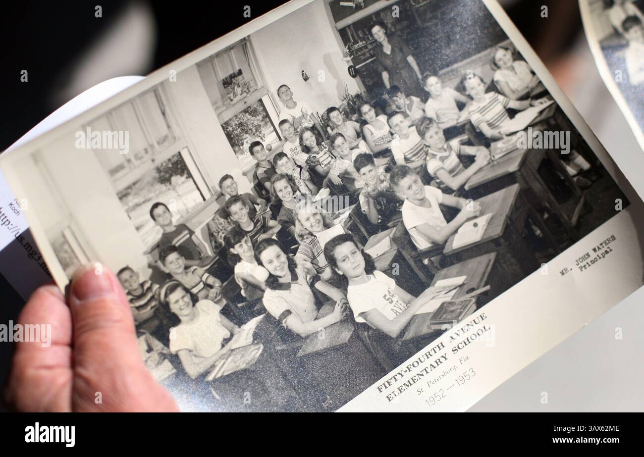 28 feb. 2010 - St. Petersburg, Florida, USA - SP 319363 FLYN reunion 2 (2/28/2010 St. Petersburg) Una foto del 5° grado dell'ex 54th Avenue Elementary School di St. Petersburg. Circa il 40% della loro classe di 5a/6a elementare stava progettando di venire ad una riunione al Cracker Barrel. [KATHLEEN FLYNN Times] (immagine di credito: © St. Petersburg Times/ZUMApress.com) Foto Stock
