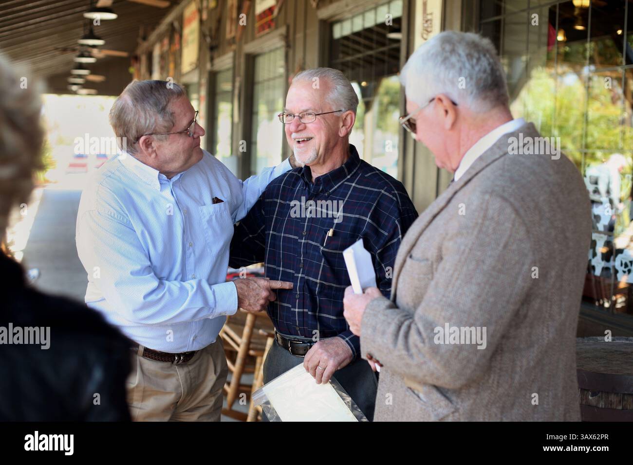 28 febbraio 2010 - St. Petersburg, Florida, USA - SP 319363 FLYN Reunion 3 (2/28/2010 St. Petersburg) Wilmer LaBrant parla con Richard Kapocsi, di Lakeland e William Thomas, a destra di San Pietroburgo, che si stavano riunendo al Cracker Barrel a San Pietroburgo per una riunione della loro classe di 6a elementare del 1953-1954 dalla ex 54th Avenue Elementary School di San Pietroburgo. [KATHLEEN FLYNN Times] (immagine di credito: © St. Petersburg Times/ZUMApress.com) Foto Stock