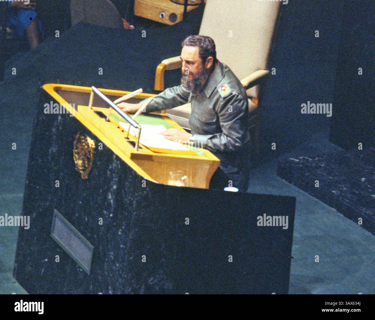 15 ottobre 1979 - New York, New York, Stati Uniti d'America - il presidente Fidel Castro di Cuba si rivolge all'Assemblea generale delle Nazioni Unite a New York, New York il 15 ottobre 1979. Il discorso di Castro ha discusso la disparità tra i worldâ ricchi e i poveri del mondo..Credit: Arnie Sachs / CNP (Credit Image: © Arnie Sachs/CNP via ZUMA Wire) Foto Stock