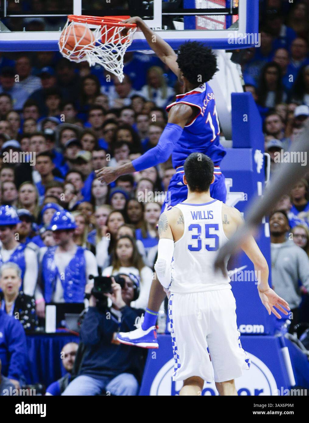 28 gennaio 2017 - Lexington, KY, USA - la guardia del Kansas Josh Jackson (11) chiude in casa due dei suoi 20 punti contro il Kentucky sabato 28 gennaio 2017 alla Rupp Arena di Lexington, Ky. Kansas ha vinto, 79-73. (Immagine di credito: © Mark Cornelison/TNS tramite filo ZUMA) Foto Stock