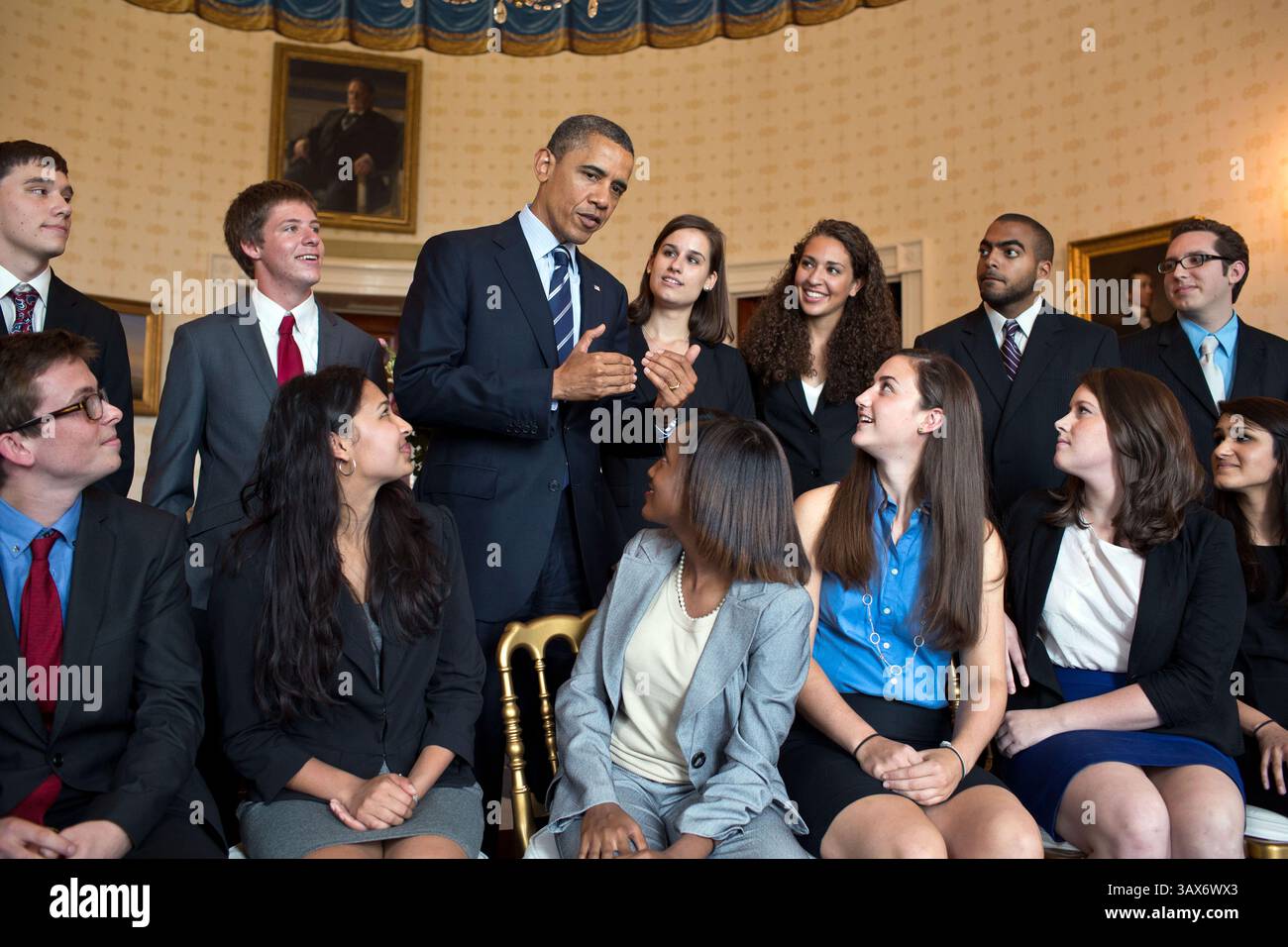 21 giugno 2012 - Washington, District of Columbia, USA - il presidente Barack Obama accoglie gli studenti nella Blue Room della Casa Bianca prima di rilasciare una dichiarazione sull'accessibilità economica del college e sui tassi di interesse sui prestiti studenteschi, 21 giugno 2012 a Washington, District of Columbia. (Immagine di credito: © Pete Souza/The White House/ZUMAPRESS.com) Foto Stock