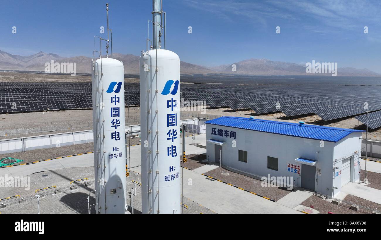 Delingha, Cina. 15 aprile 2025. La più grande centrale elettrica condivisa di accumulo di energia in Cina, costruita in collaborazione con il progetto di produzione di idrogeno fotovoltaico di Huadian Delingha da 1 milione di kilowatt e 3 megawatt, il 15 aprile 2025. Il progetto si trova nella città di Delingha, nella prefettura autonoma mongola e tibetana di Haixi, nella provincia del Qinghai. Si tratta di uno dei primi progetti su larga scala di base eolica e solare in Cina incentrati sulla sabbia, sui buoi e sulle terre desolate, ed è anche il primo tentativo della Cina di produrre idrogeno da elettricità verde in aree ad alta quota. Credito: Ma min Foto Stock