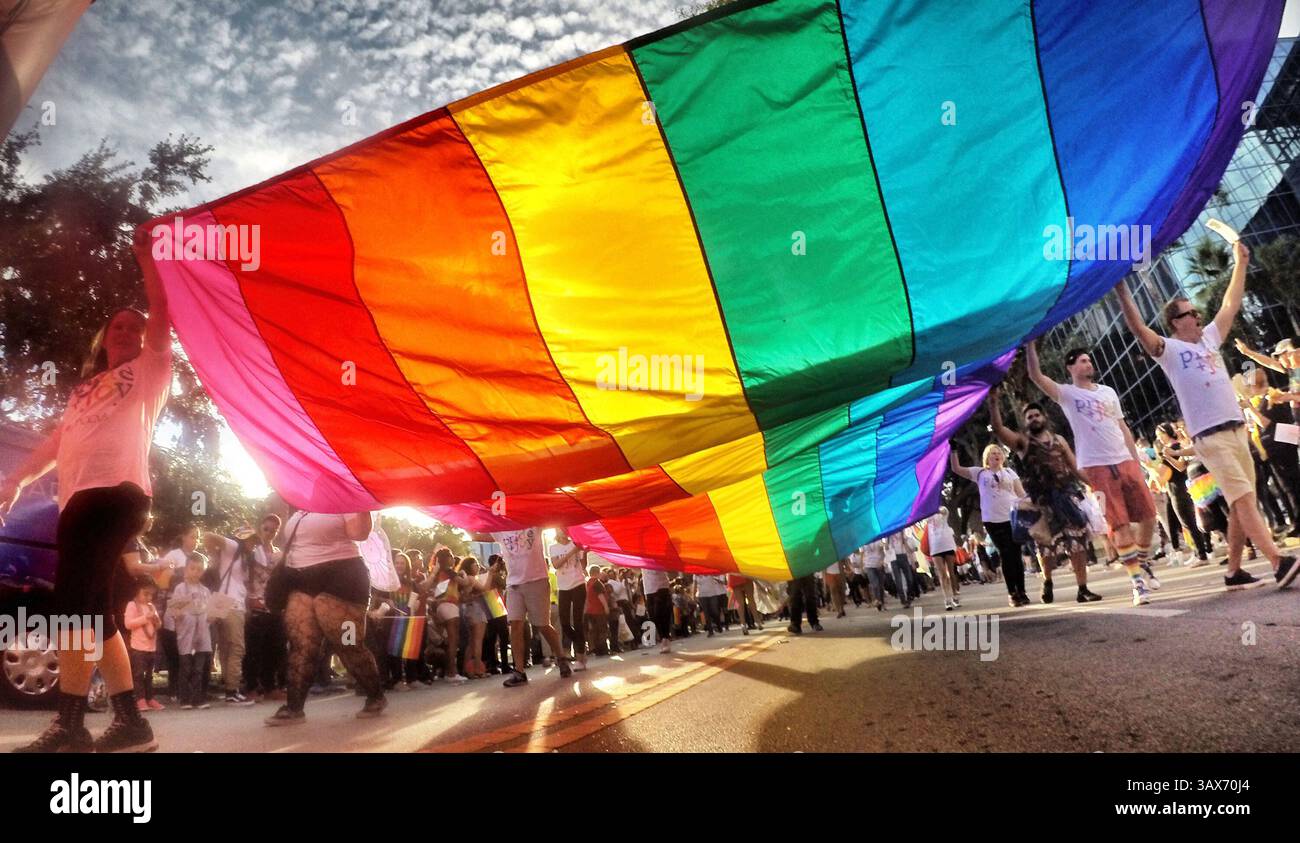 14 dicembre 2016 - Orlando, Florida, USA - Scene dal come Out with Pride Orlando Parade , nel centro di Orlando, Flag., sabato 12 novembre, 2016. la sfilata è il momento culminante di uno dei più grandi festival dell'orgoglio in Florida. (Immagine di credito: © Joe Burbank/TNS via ZUMA Wire) Foto Stock