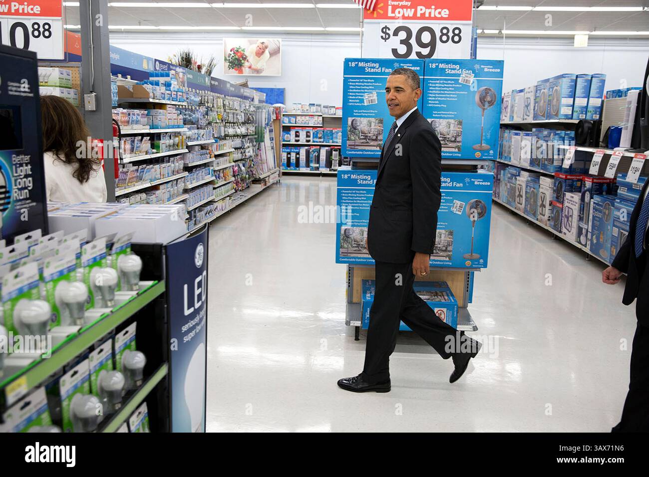 9 maggio 2014 - Mountain View, CALIFORNIA, Stati Uniti d'America - il presidente degli Stati Uniti Barack Obama cammina attraverso le corsie di Walmart prima delle sue osservazioni sull'efficienza energetica 9 maggio 2014 a Mountain View, California. Barack Hussein Obama II (4 agosto 1961) è il 44° presidente degli Stati Uniti d'America. È il primo afroamericano ad essere eletto in carica e il primo presidente nato al di fuori degli Stati Uniti contigui. Nato a Honolulu, Hawaii, Obama si è laureato alla Columbia University e alla Harvard Law School. Ha lavorato come avvocato per i diritti civili e ha insegnato diritto costituzionale all'Università o Foto Stock