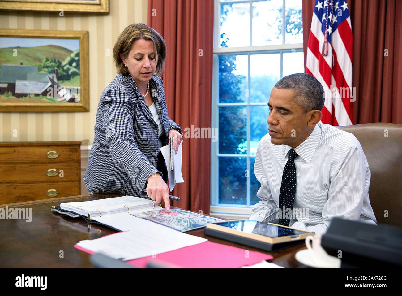 22 ottobre 2014 - Washington, DC, Stati Uniti d'America - il presidente degli Stati Uniti Barack Obama viene informato da Lisa Monaco, assistente del presidente per la sicurezza interna e l'antiterrorismo, sulla sparatoria in Canada prima di una telefonata al primo ministro canadese Stephen Harper il 22 ottobre 2014 a Washington, DC. Barack Hussein Obama II (4 agosto 1961) è il 44° presidente degli Stati Uniti d'America. È il primo afroamericano ad essere eletto in carica e il primo presidente nato al di fuori degli Stati Uniti contigui. Nato a Honolulu, Hawaii, Obama si è laureato alla Columbia University e. Foto Stock
