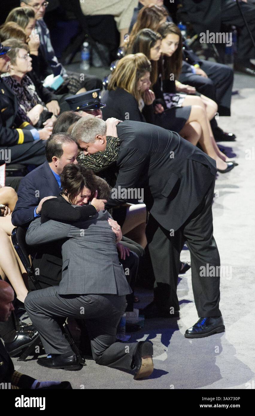 17 ottobre 2015 - Kansas City, MO, USA - Missy leggio e la famiglia hanno ricevuto la Medaglia d'Onore IAFF durante un servizio commemorativo per suo marito Larry leggio che ha perso nella vita in servizio insieme al collega pompiere di Kansas City John Mesh. Migliaia di persone hanno partecipato al tributo per entrambi i vigili del fuoco caduti allo Sprint Center. (Immagine di credito: © Joe Ledford/TNS via ZUMA Wire) Foto Stock